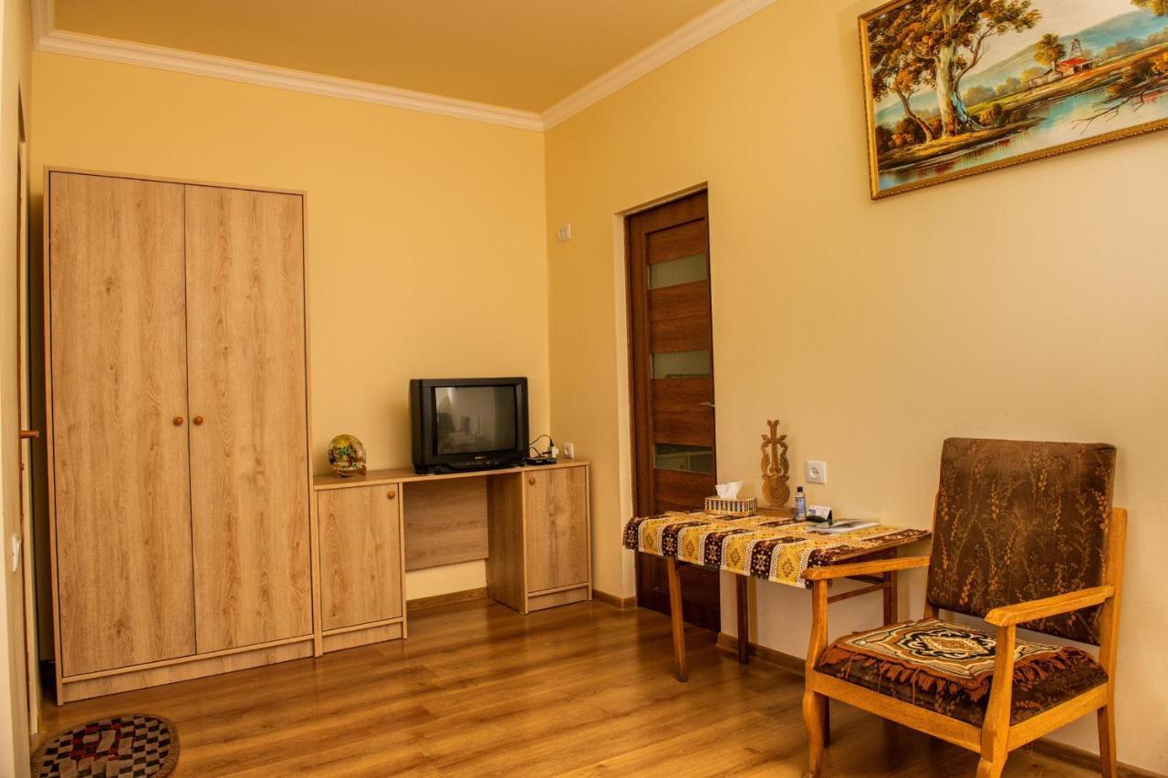 Hayi Tun Guest House Goris Exterior foto