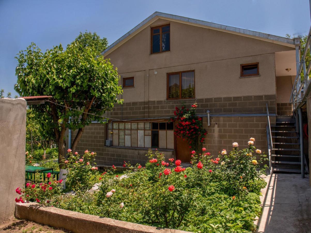 Hayi Tun Guest House Goris Exterior foto