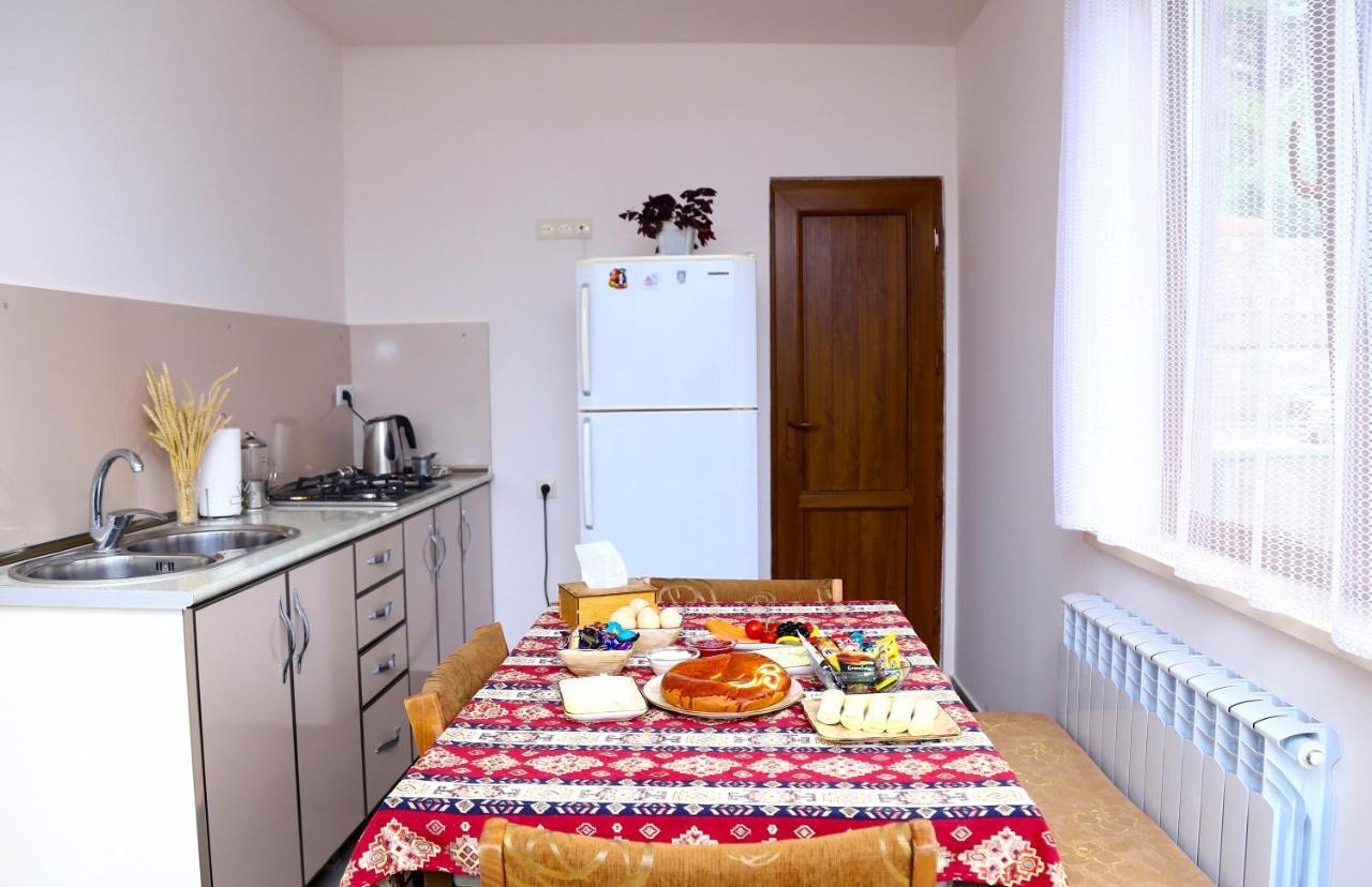 Hayi Tun Guest House Goris Exterior foto
