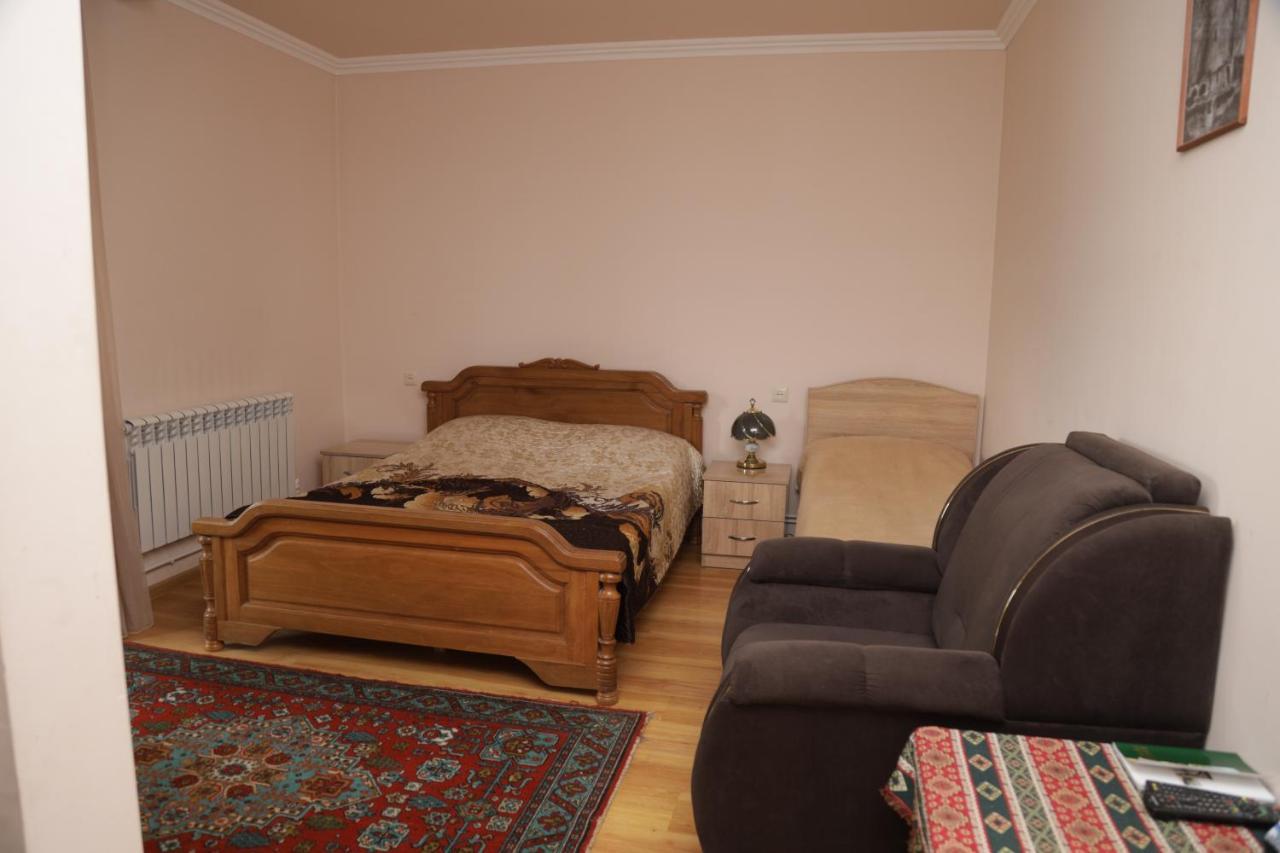 Hayi Tun Guest House Goris Exterior foto