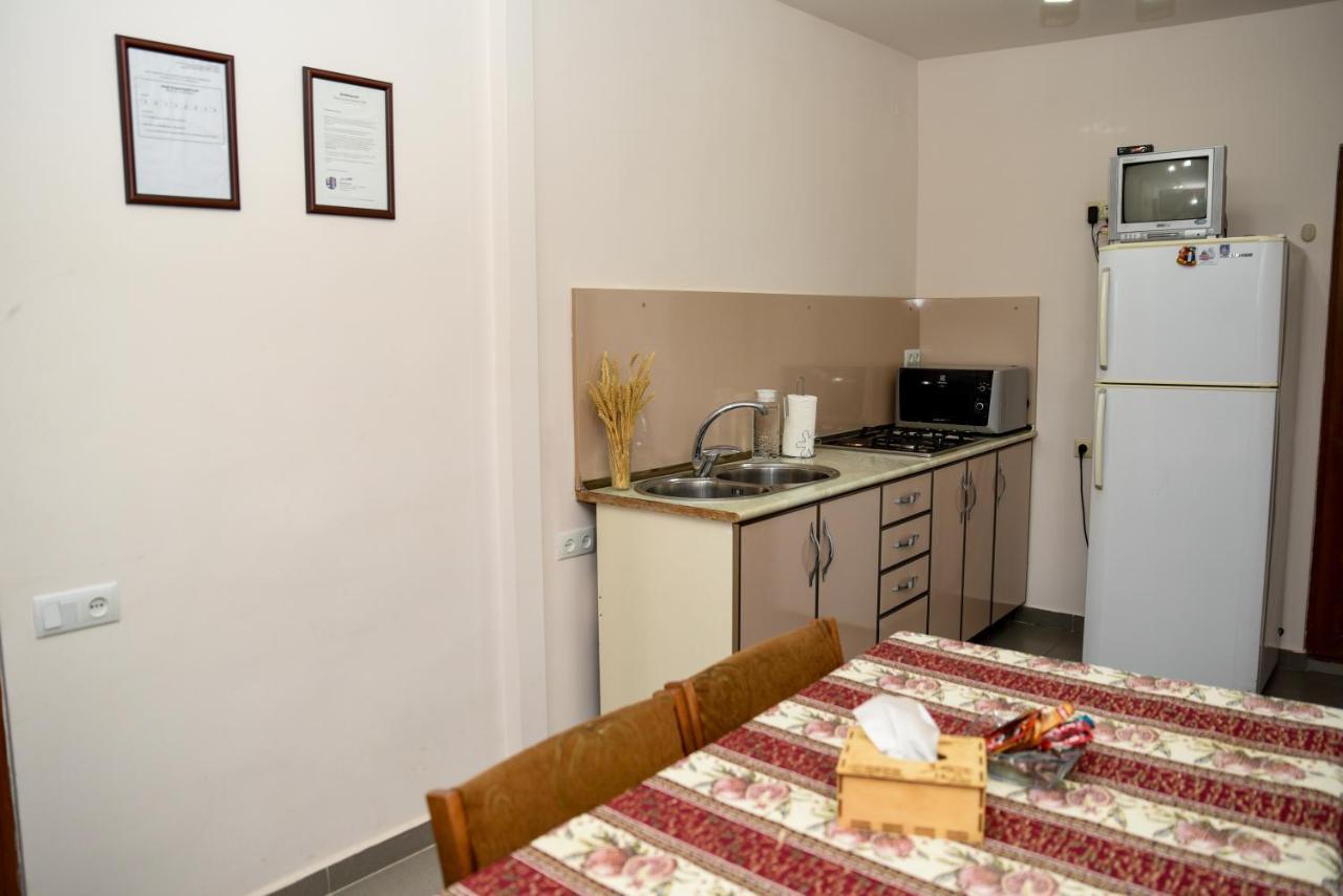 Hayi Tun Guest House Goris Exterior foto