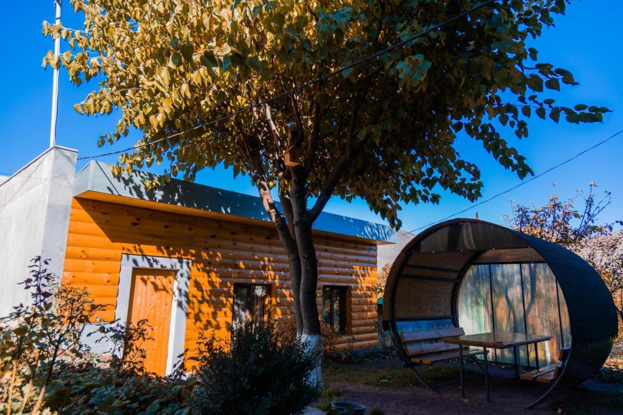 Hayi Tun Guest House Goris Exterior foto