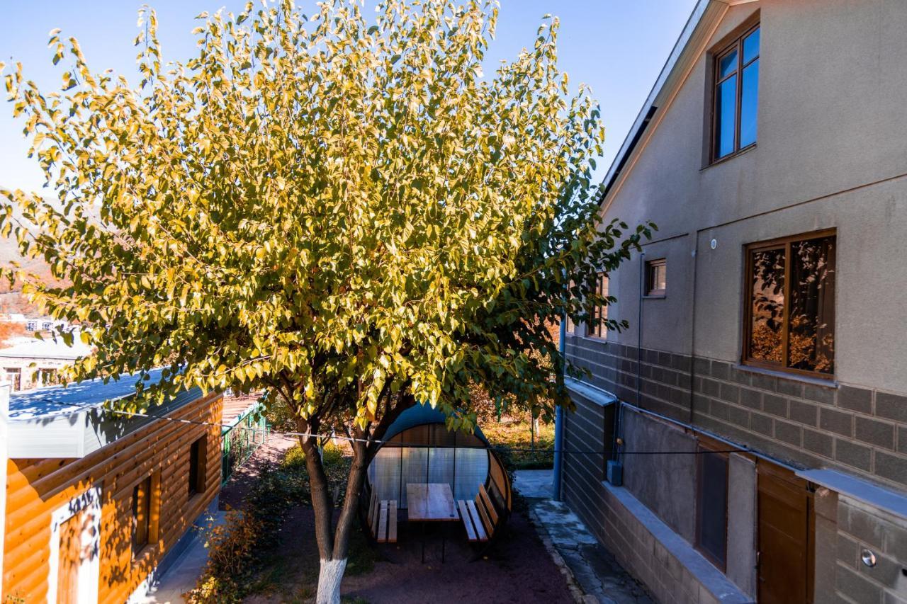 Hayi Tun Guest House Goris Exterior foto