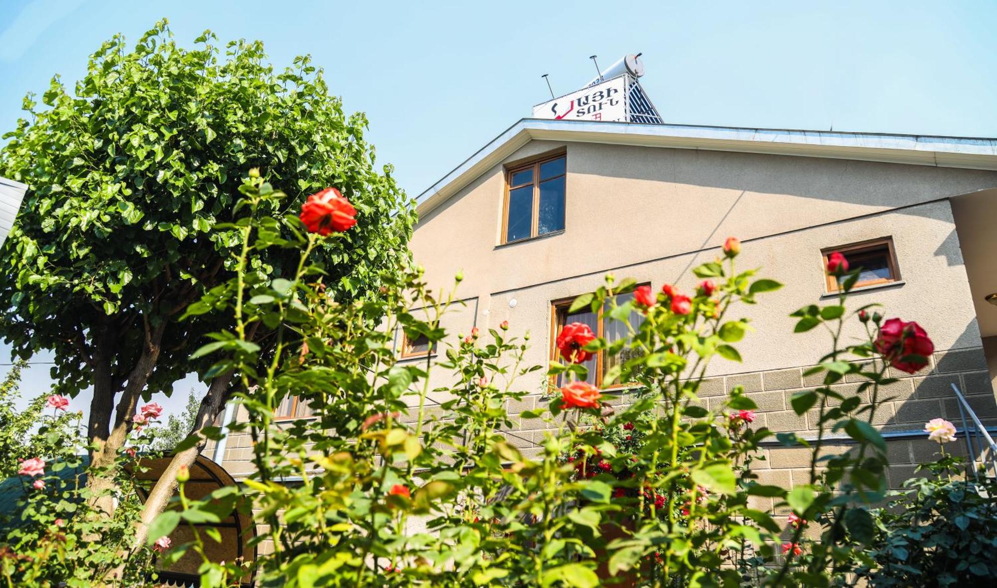 Hayi Tun Guest House Goris Exterior foto