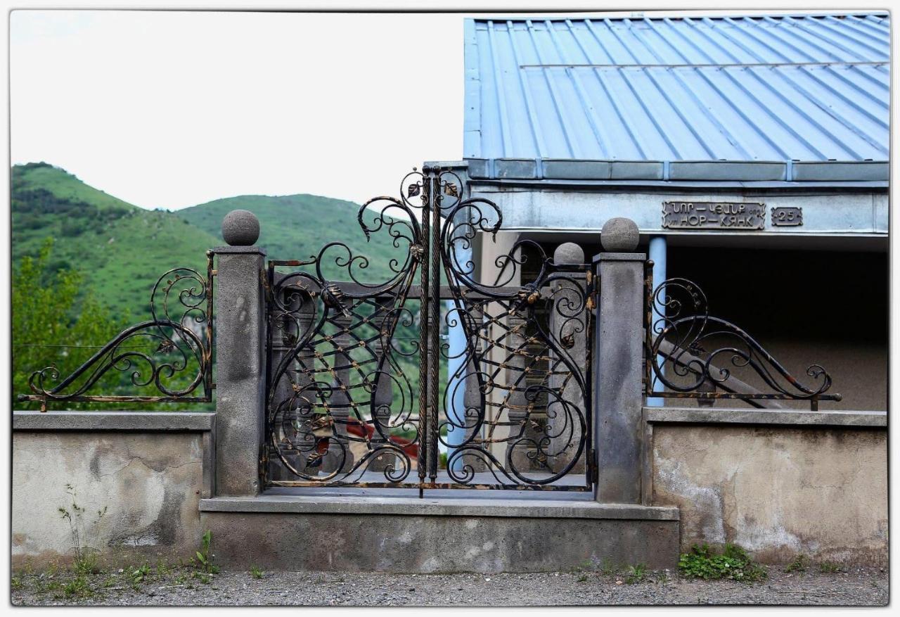 Hayi Tun Guest House Goris Exterior foto
